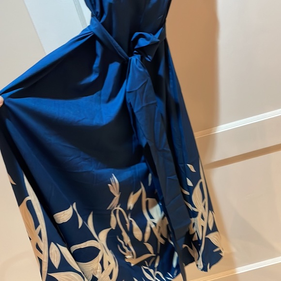 Sleeveless v-neck wrap tie-back dress - Picture 5 of 5